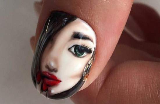 Лицо девушки на ногтях