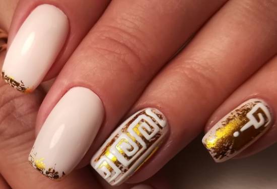 бело-золотой дизайн ногтей