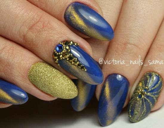 красивый сине-золотой дизайн ногтей