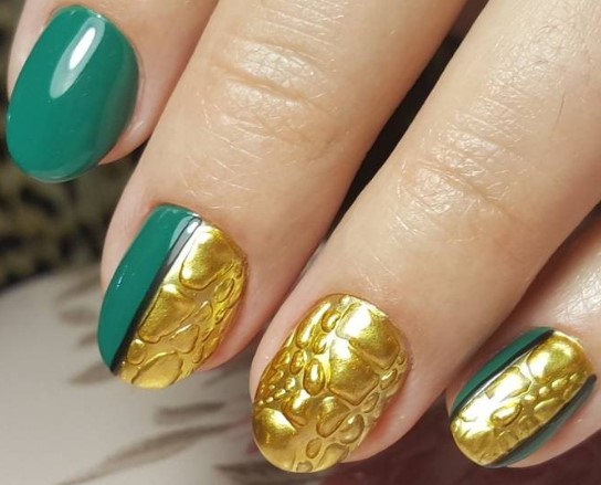 красивый дизайн ногтей золотой с зеленым