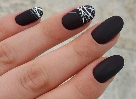 черные матовые ногти