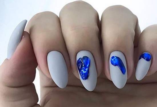 голубой жидкий металл на матовых ногтях